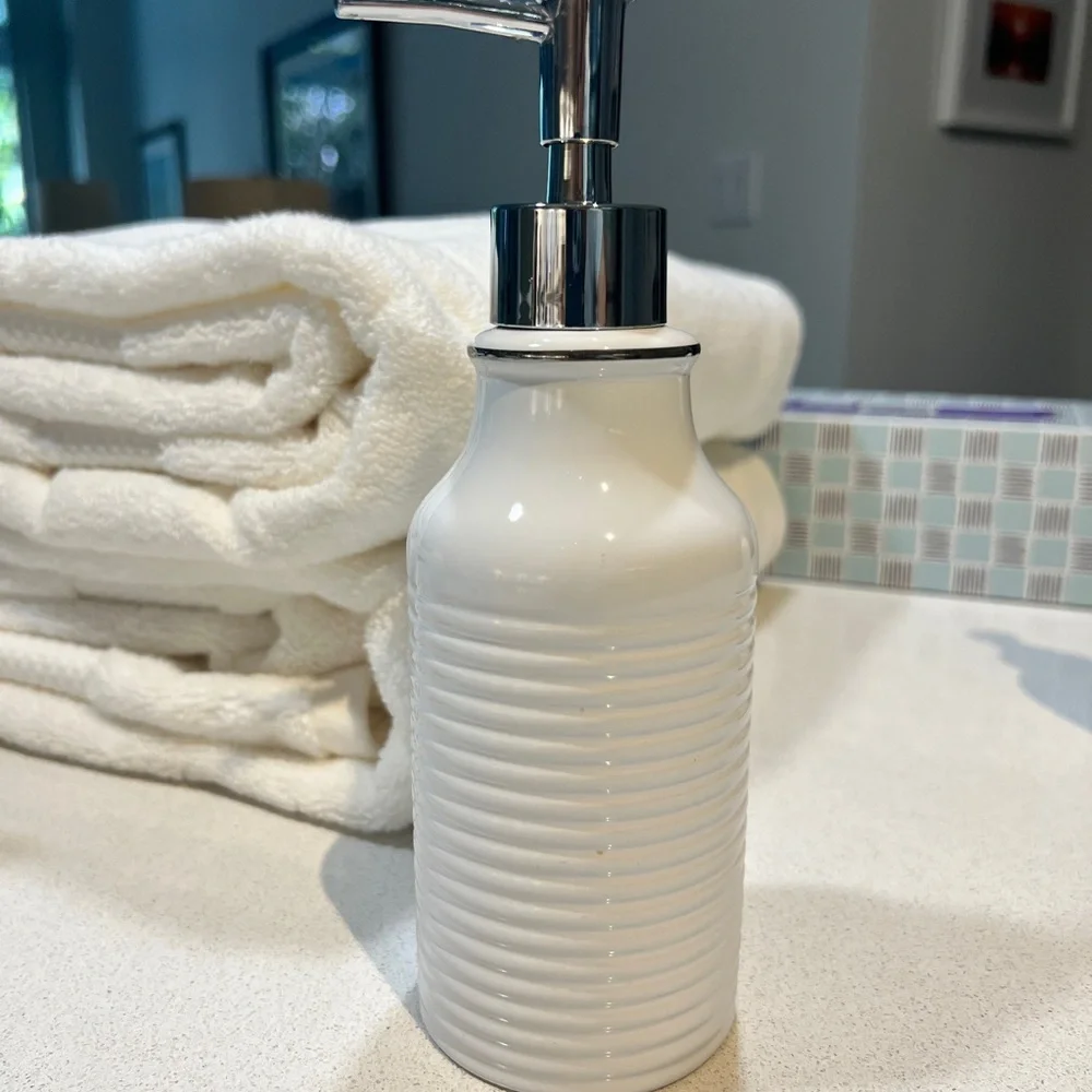 Ribbed White Ceramic Pump Bath Soap Dispenser with Silver Pump